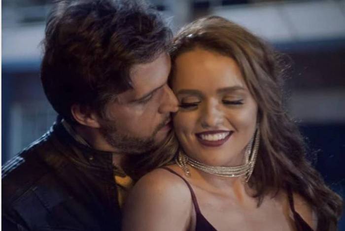  Rafa Kalimann e o cantor sertanejo Leo Chaves gravam o clipe com cenas românticas
