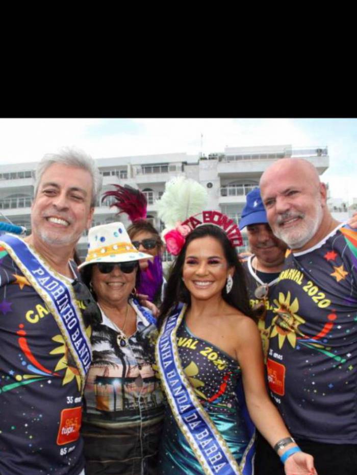  Os comunicadores Cl&oacute;vis Monteiro e Isabele Binito; a presidente da Banda da Barra, Helaide Teixeira e o Vice-Presidente de Neg&oacute;cios da R&aacute;dio Tupi, Tuffy Habib