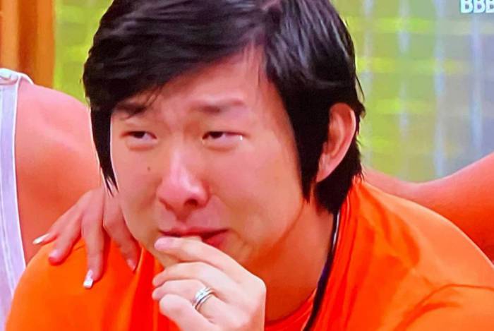 Pyong chora ao ver o filho 