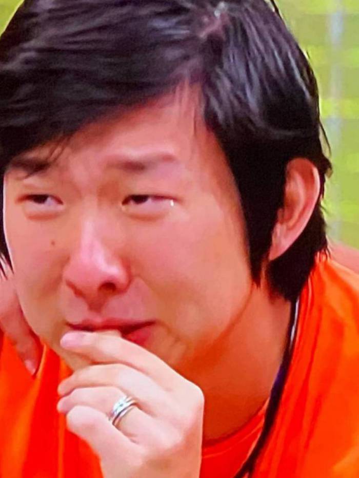 Pyong chora ao ver o filho 