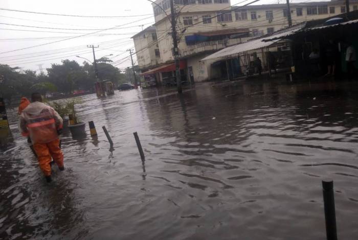Chuva alagou a Avenida Brasil, na altura de Irajá, na Zona Norte, e causou transtornos para moradores e motoristas que passavam pela região 