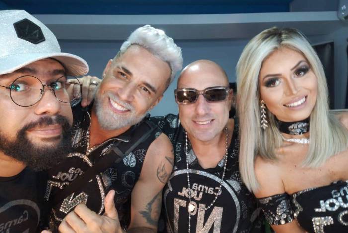 Latino se apresenta em camarote na Sapucaí 