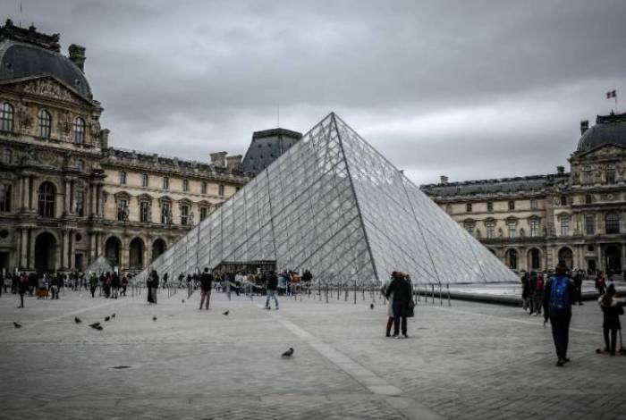O Museu do Louvre está fechado por causa da pandemia de coronavírus