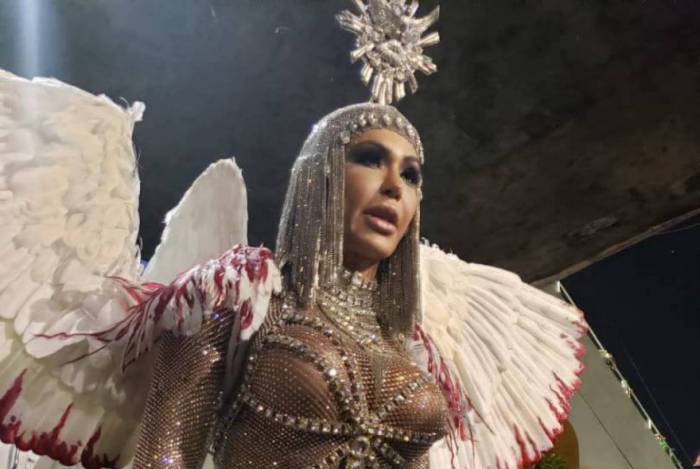 Gracyanne Barbosa desfilou pela Ilha na Sapucaí