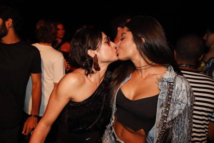 Aline Riscado dá selinho em amiga