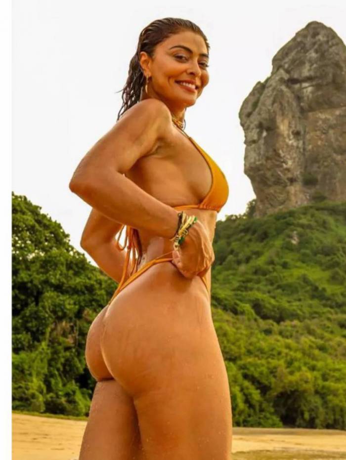 Juliana faz pose sensual na praia