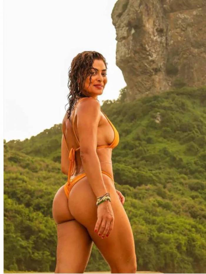 Juliana faz pose sensual na praia