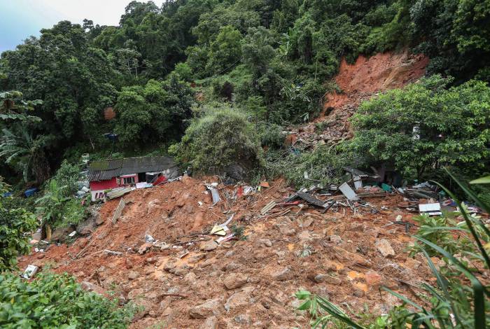 General view of the destruction caused by a landslide at the Morro do Macaco Molhado favela in Guaruja, 95 km from Sao Paulo, on March 3, 2020 after torrential rains killed at least 15 people in Brazil. - At least 15 people have been killed in torrential rain that hit the Brazilian states of Sao Paulo and Rio de Janeiro, triggering flash floods and destroying houses, authorities said Tuesday. Violent storms in recent days have dumped a month's worth of rain on some areas in a matter of hours, devastating poor neighbourhoods on the southern coast of Sao Paulo state and on the outskirts of Rio de Janeiro, the country's second-biggest city. (Photo by GUILHERME DIONIZIO / AFP)