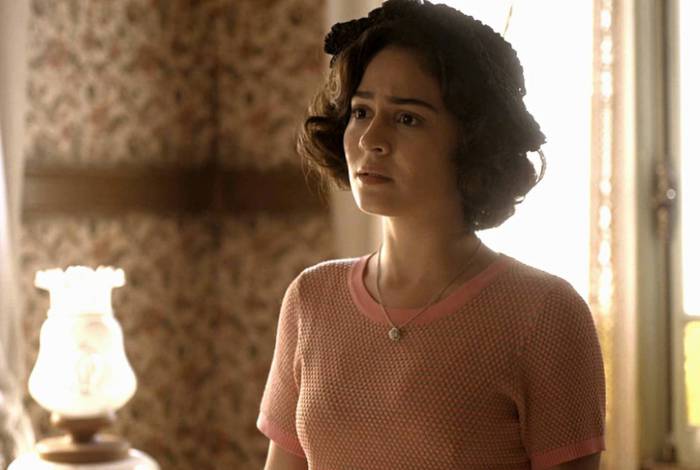 Lola (Glória Pires) se volta contra namoro de Isabel (Giulia Buscacio) e Felício