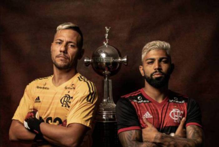 Diego Alves e Gabriel Barbosa ao lado da taça da Libertadores 