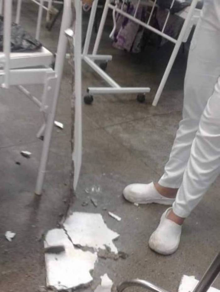 O pedaço da placa de gesso que caiu do teto da UPA Éden