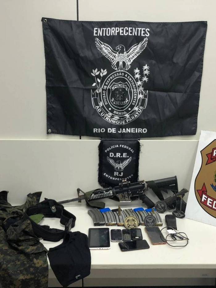 Fuzil, carregadores e roupa camuflada apreendidas com o miliciano