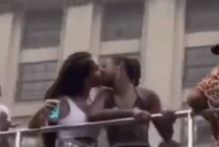 MC Rebecca é flagrada beijando Stéfani Bays