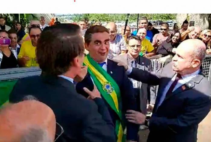 O presidente Jair Bolsonaro se encontrou com o humorista Carioca no Alvorada e evitou comentar o crescimento de apenas 1,1% do PIB no primeiro ano de governo