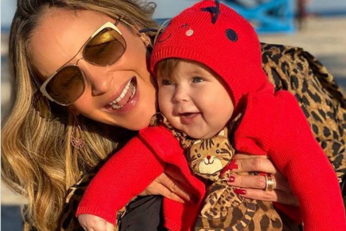 Claudia Leitte e a filha, Bela, esbanjam fofura em foto