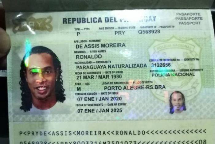 Ronaldinho Gaúcho foi preso no Paraguai por causa de passaporte falso