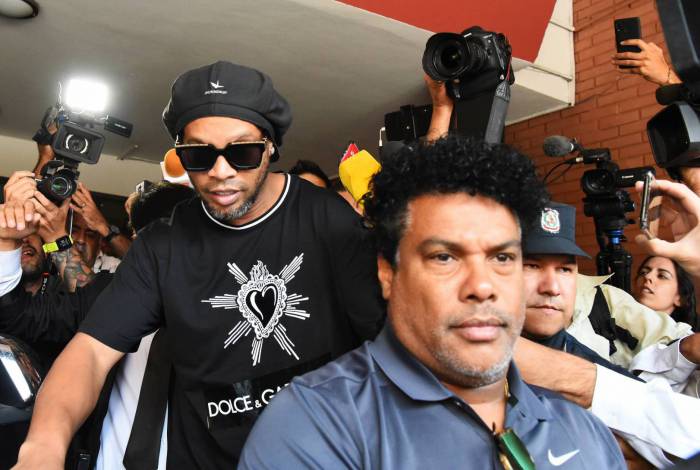 Brazilian retired football player Ronaldinho leaves Asuncion's Prosecution after declaring about his irregular entry to the country, in Asuncion, Paraguay, on March 5, 2020. - Former Brazilian football star Ronaldinho and his brother have been detained in Paraguay after allegedly using fake passports to enter the South American country, authorities said Wednesday. (Photo by NORBERTO DUARTE / AFP)