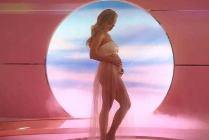 Katy Perry confirma primeira gravidez em novo clipe