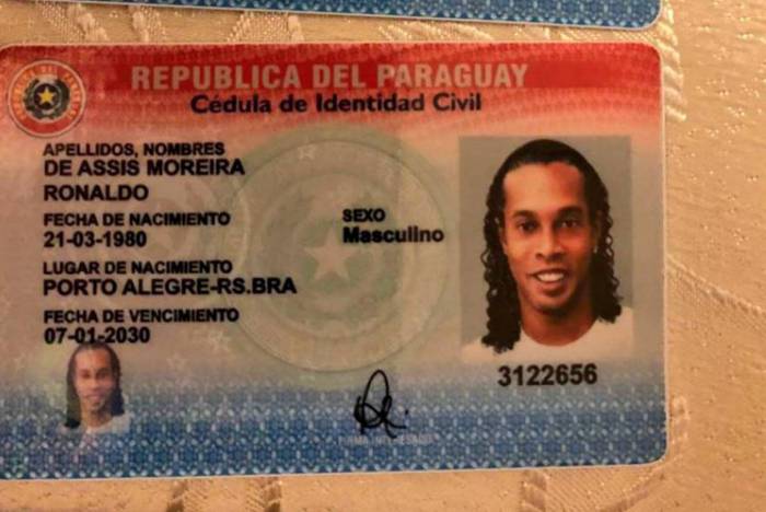 Ronaldinho é detido no Paraguai
