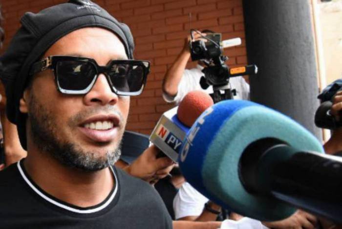 Ronaldinho presta depoimento no Paraguai