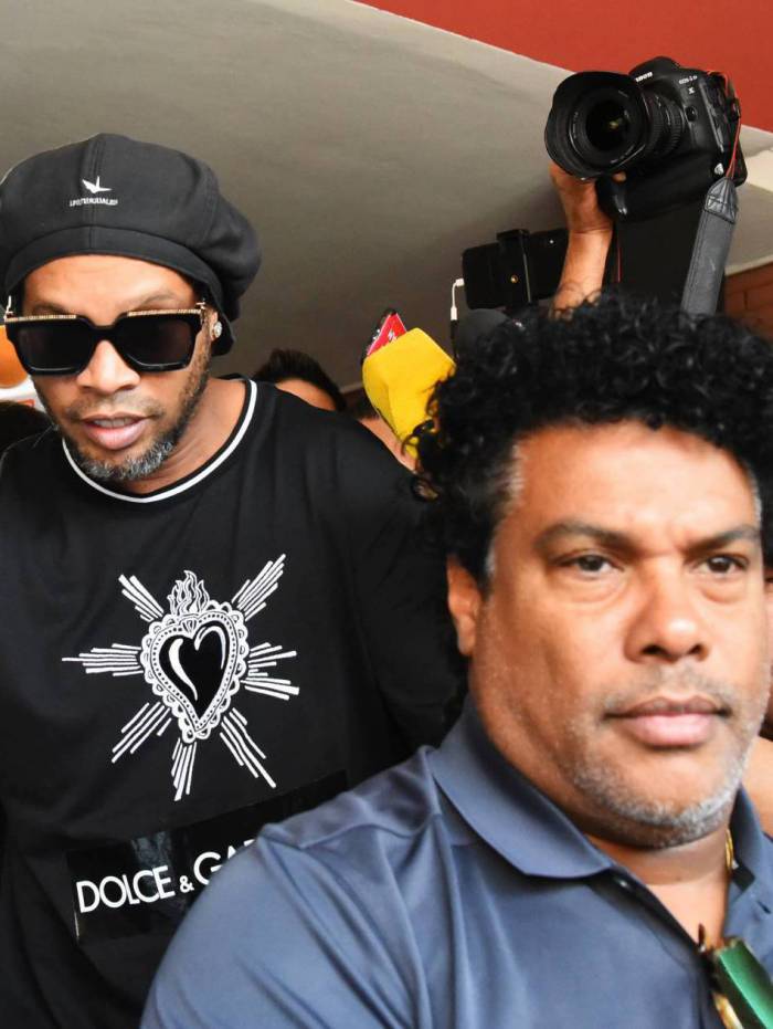 Brazilian retired football player Ronaldinho leaves Asuncion's Prosecution after declaring about his irregular entry to the country, in Asuncion, Paraguay, on March 5, 2020. - Former Brazilian football star Ronaldinho and his brother have been detained in Paraguay after allegedly using fake passports to enter the South American country, authorities said Wednesday. (Photo by NORBERTO DUARTE / AFP) - NORBERTO DUARTE / AFP