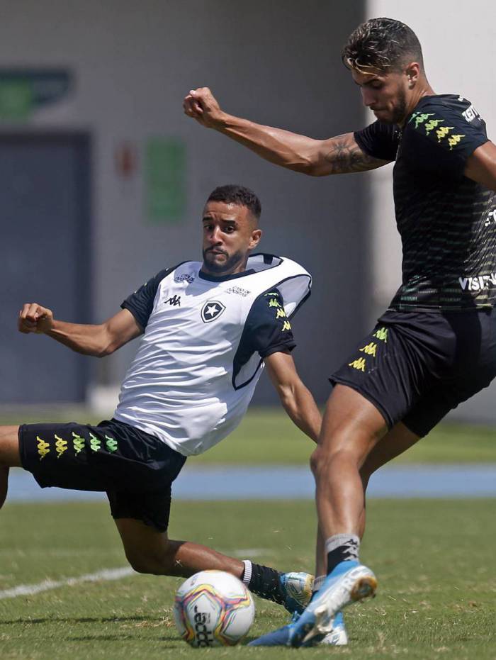 Caio Alexandre tenta travar o chute de Pedro Raul durante o treino