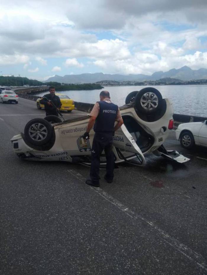Carro da protege segue capotado na via