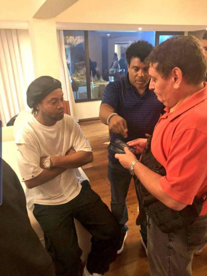 R10 (E) e Assis no momento em que tiveram os papéis apreendidos