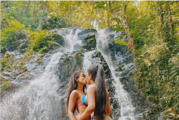 Ludmilla e a esposa, Brunna, se beijam em cachoeira
