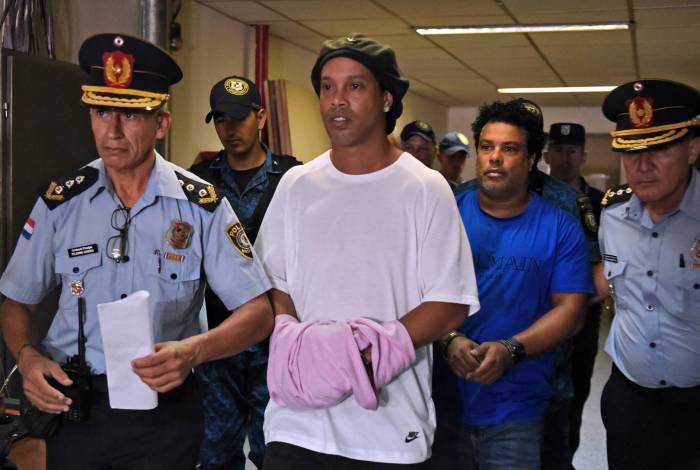 Ronaldinho Gaúcho e Assis estão presos desde o dia 6 de março
