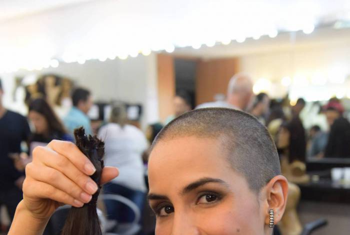 P&eacute;rola Faria raspa a cabe&ccedil;a para personagem em novela da Record