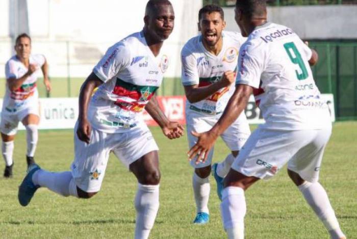 Os visitantes conquistaram importantes vitórias, ontem