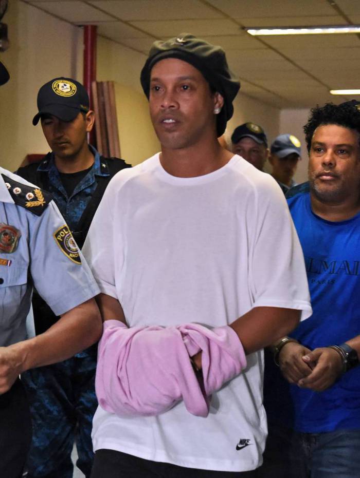 Ronaldinho Ga&uacute;cho e Assis est&atilde;o presos desde o dia 6 de mar&ccedil;o