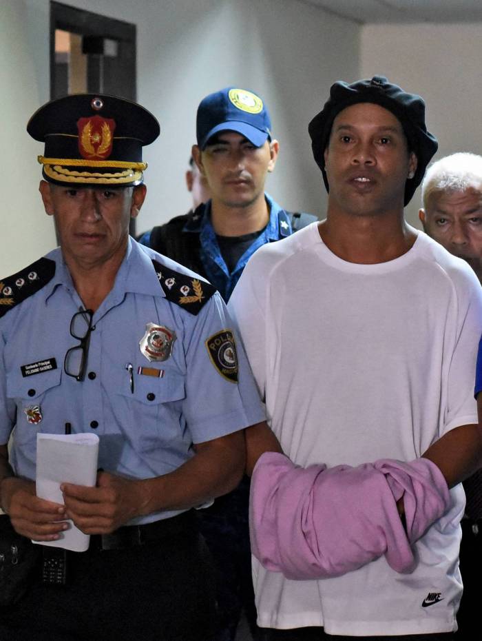 Ronaldinho escondeu as algemas com toalha ao chegar para depor
