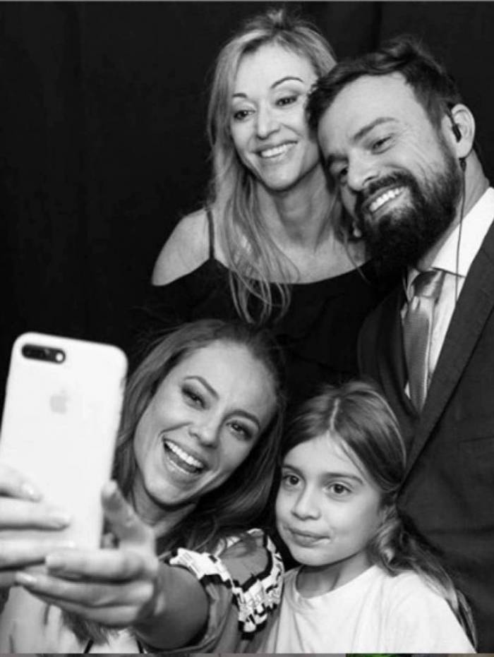 Douglas, Paolla e família