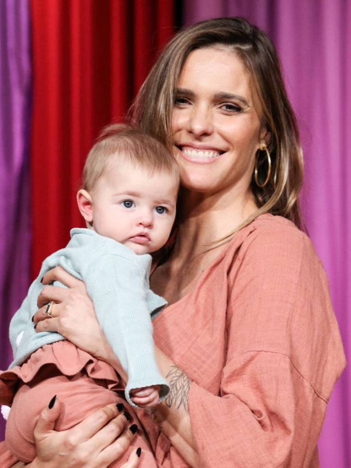 Fernanda Lima posa com a filha, Maria, em evento