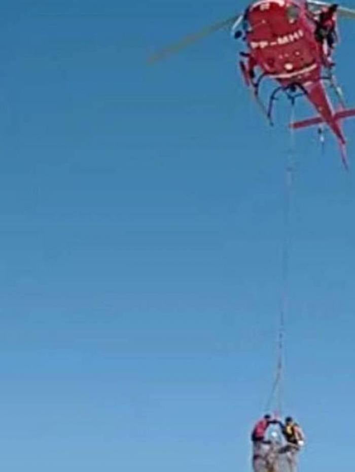 Helicóptero resgata banhistas em mar agitado em Ipanema - Reprodução