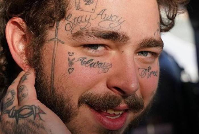 Rapper Post Malone revela motivo de tatuagens no rosto