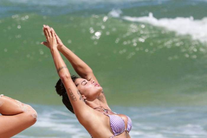 Aline Riscado pratica ioga na praia da Barra da Tijuca