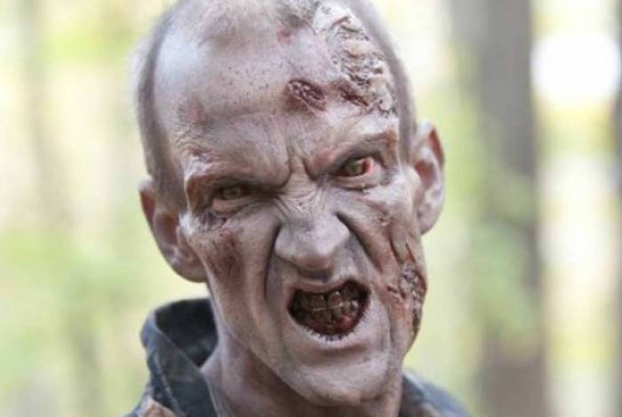 Ator de 'The Walking Dead' é preso por morder fã