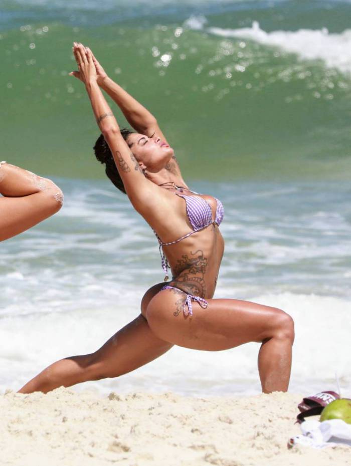 Aline Riscado pratica ioga na praia da Barra da Tijuca