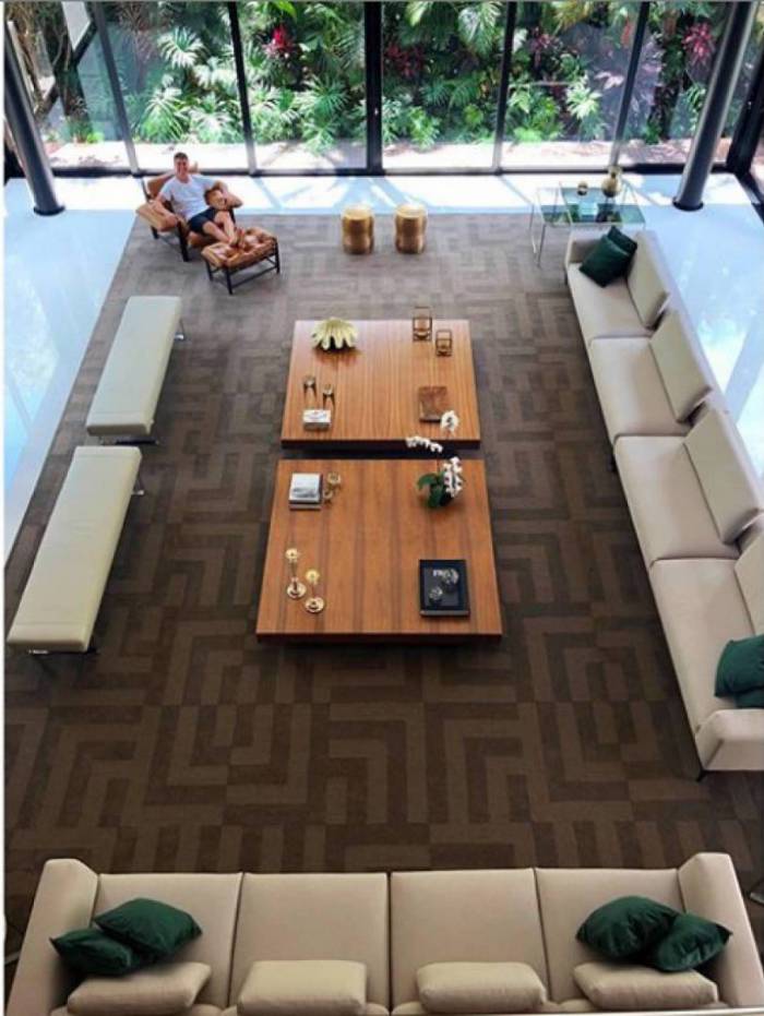 Rodrigo Faro posa na sala de casa e tamanho impressiona