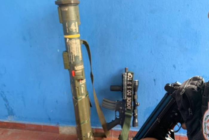 Lança-rojão e fuzil apreendidos na Favela do Muquiço