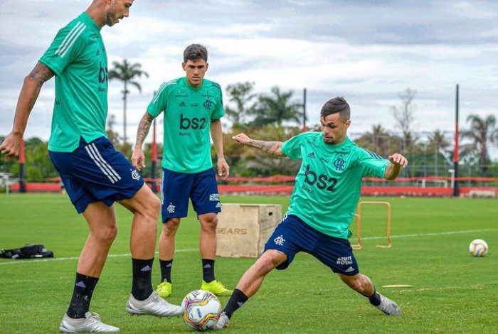 Gustavo Henrique ao lado de Michael durante treinamento do Flamengo