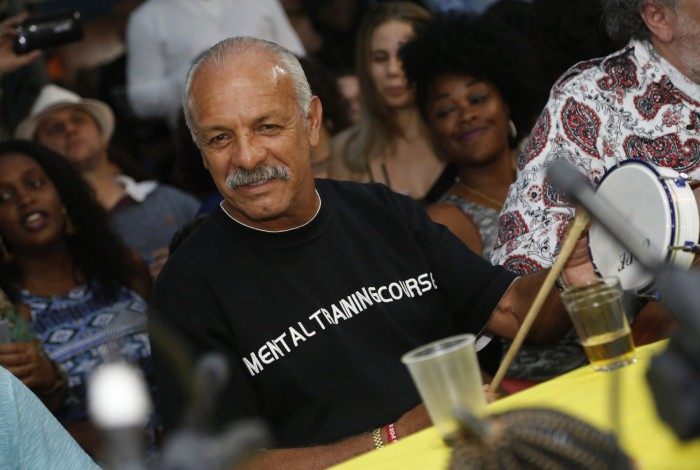 Junior, ex-jogador do Flamengo, no Samba do Trabalhador