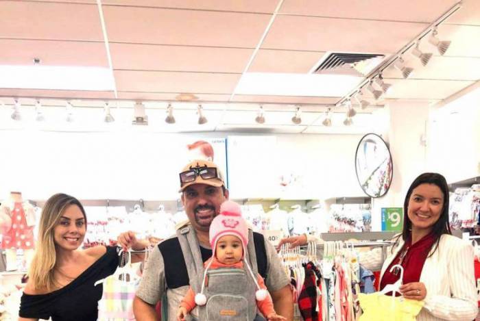  Edson, da dupla com Hudson, e a esposa, Deia Cypri, vão às compras nos Estados Unidos