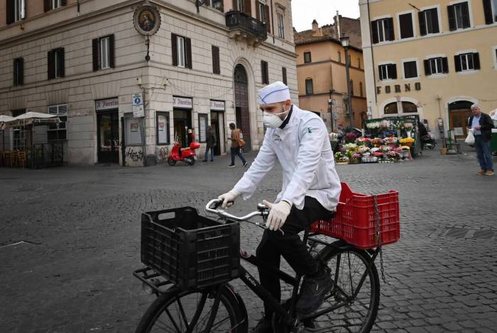 Ruas em Roma estão vazias até de turistas. Quem precisa se locomover, usa máscaras e luvas