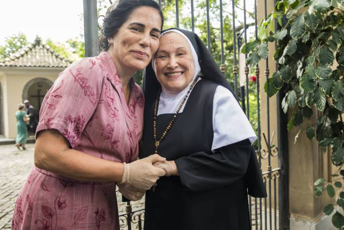 Sem ter onde morar, Lola (Gloria Pires) será recebida pela Madre Joana (Nicette Bruno) ao chegar no asilo