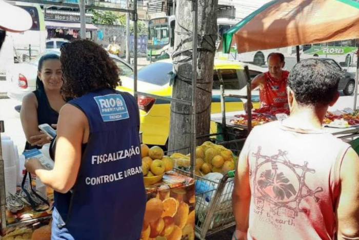 Agentes da Fazenda realizam ação de ordenamento em Madureira e Tijuca