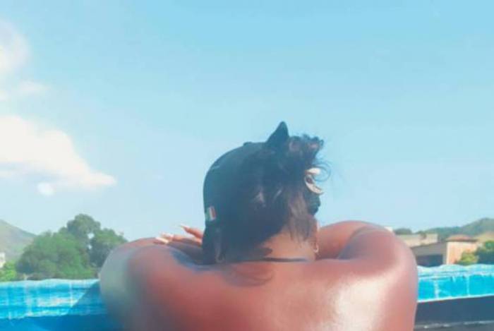 Jojo Todynho usa microbiquíni de fita